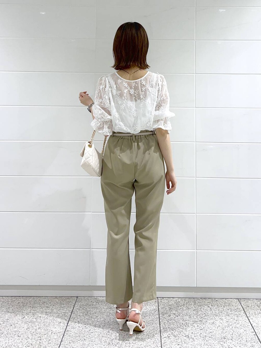 グリーン系のその他パンツ、ホワイト系のショルダーバッグ、ホワイト系のサンダルを着用したレディースの春コーディネートの3枚目の写真