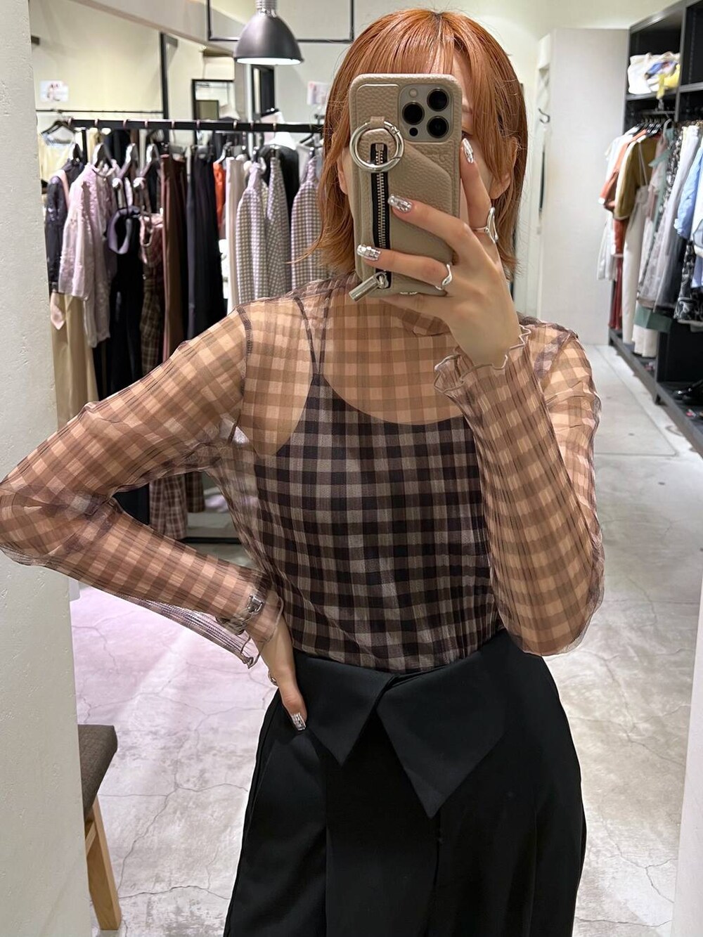 ブラック系のキャミソール、ブラック系のブーツ、ブラック系のその他パンツを着用したレディースの秋コーディネートの2枚目の写真