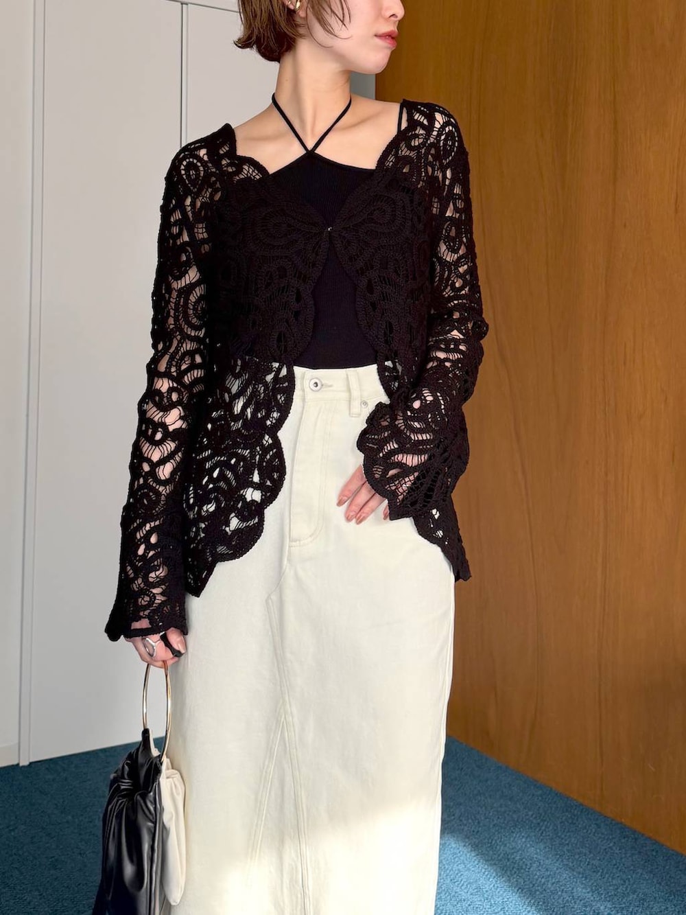 ブラック系のサンダル、ブラック系のハンドバッグ、ブラック系のシャツ/ブラウスを着用したレディースの春コーディネートの4枚目の写真