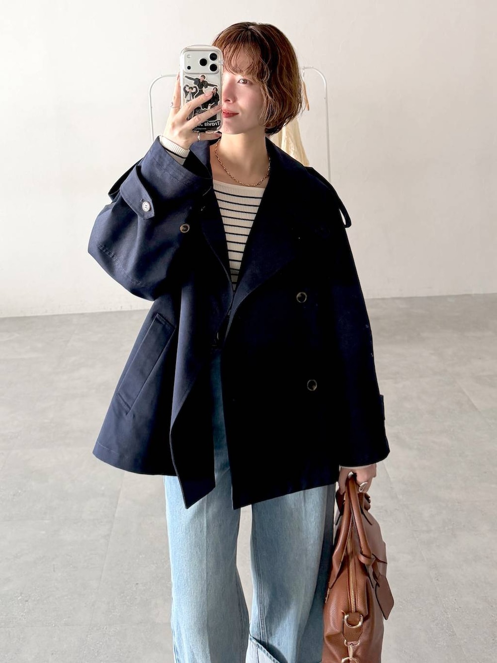 ブルー系のパンプス、ブルー系のトレンチコート、グレー系のニット/セーターを着用したレディースの春コーディネートの5枚目の写真