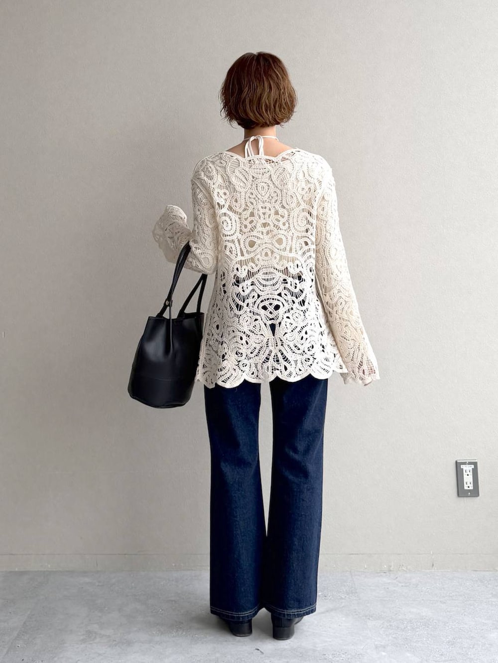 ブラック系のローファー、ブルー系のデニムパンツ、ブラウン系のブルゾンを着用したレディースの春コーディネートの6枚目の写真