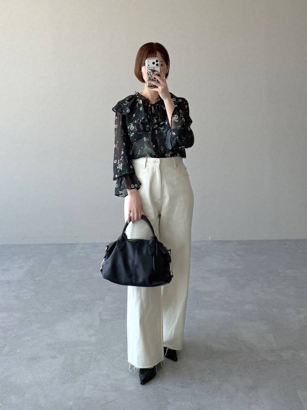 ブラック系のボストンバッグ、ブラック系のサンダル、ブラック系のシャツ/ブラウスを着用したレディースの春コーディネートの5枚目の写真