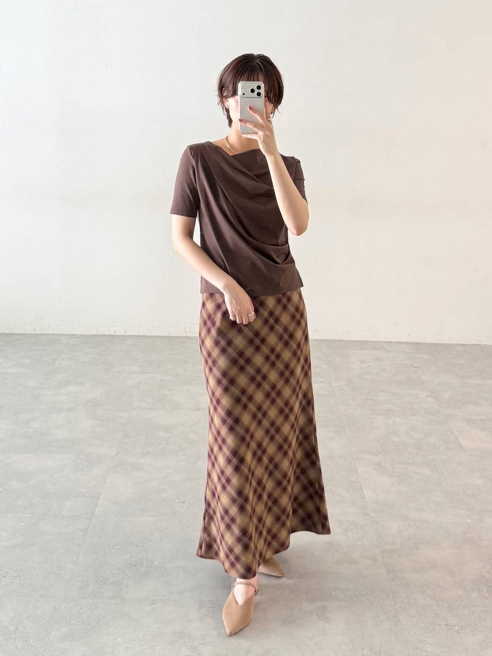 ベージュ系のサンダル、ブラウン系のTシャツ/カットソー、レッド系のスカートを着用したレディースの夏コーディネートの5枚目の写真