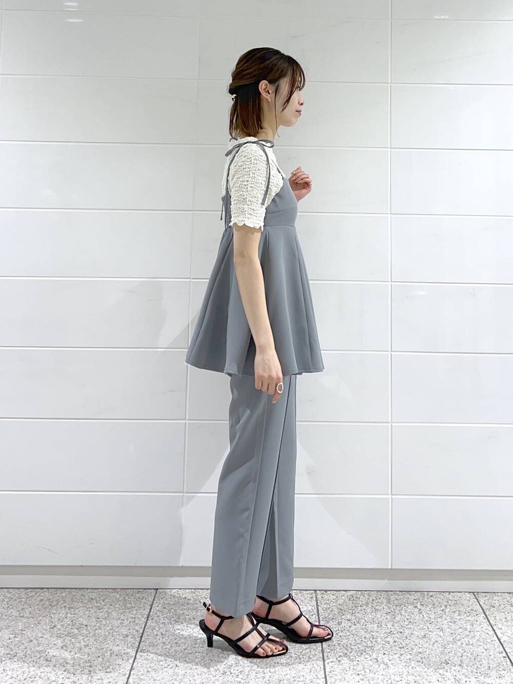 ブルー系のキャミソール、ブルー系のその他パンツ、ブラック系のサンダルを着用したレディースの春コーディネートの2枚目の写真