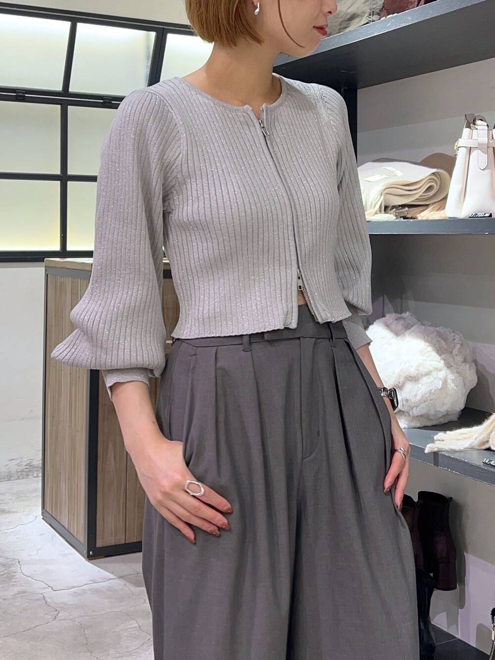 グレー系のその他パンツ、グレー系のカーディガン/ボレロを着用したレディースの秋コーディネートの3枚目の写真