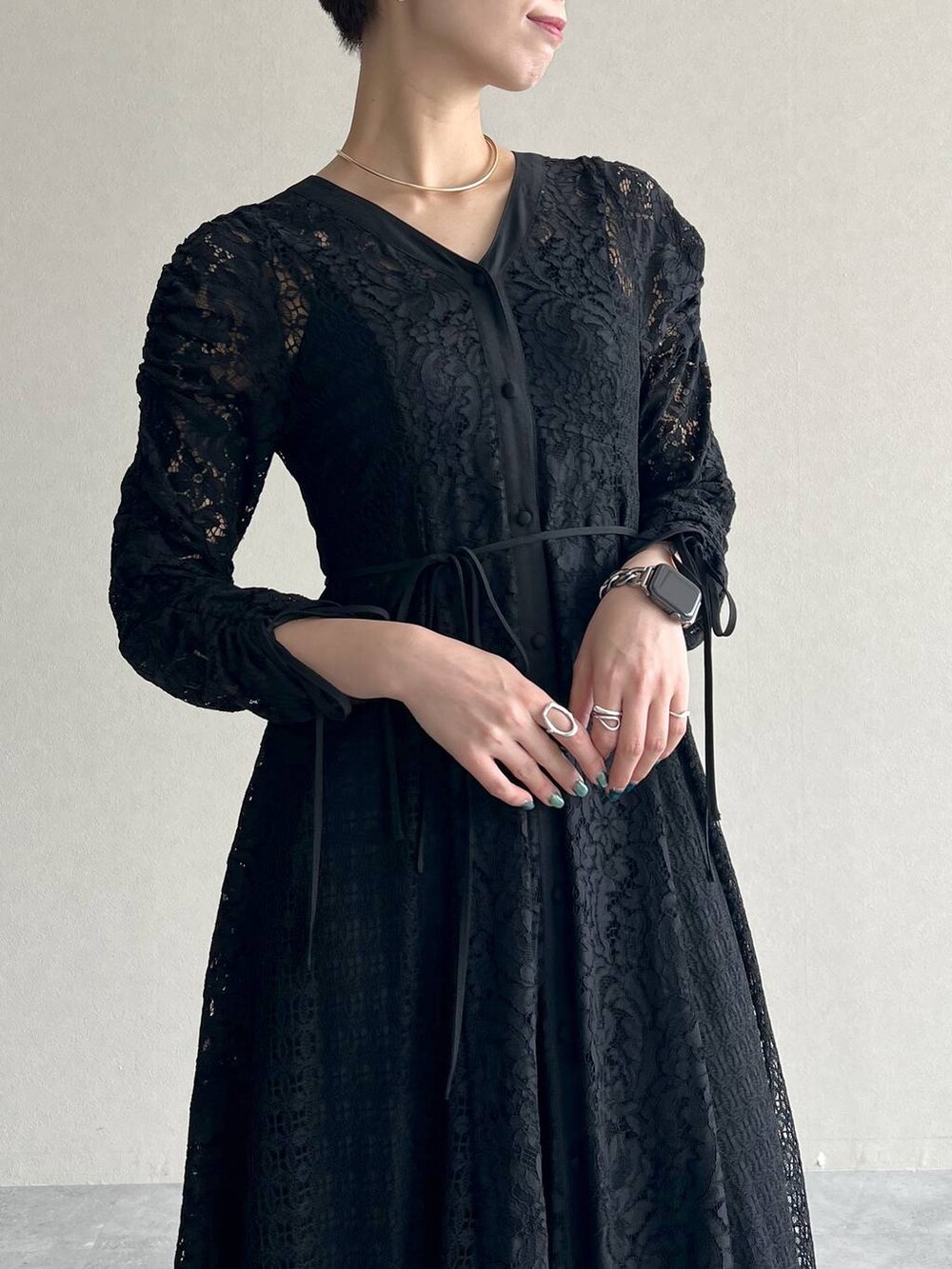 ブラック系のハンドバッグ、ブラック系のワンピース、ブラック系のドレスシューズを着用したレディースの秋コーディネートの9枚目の写真