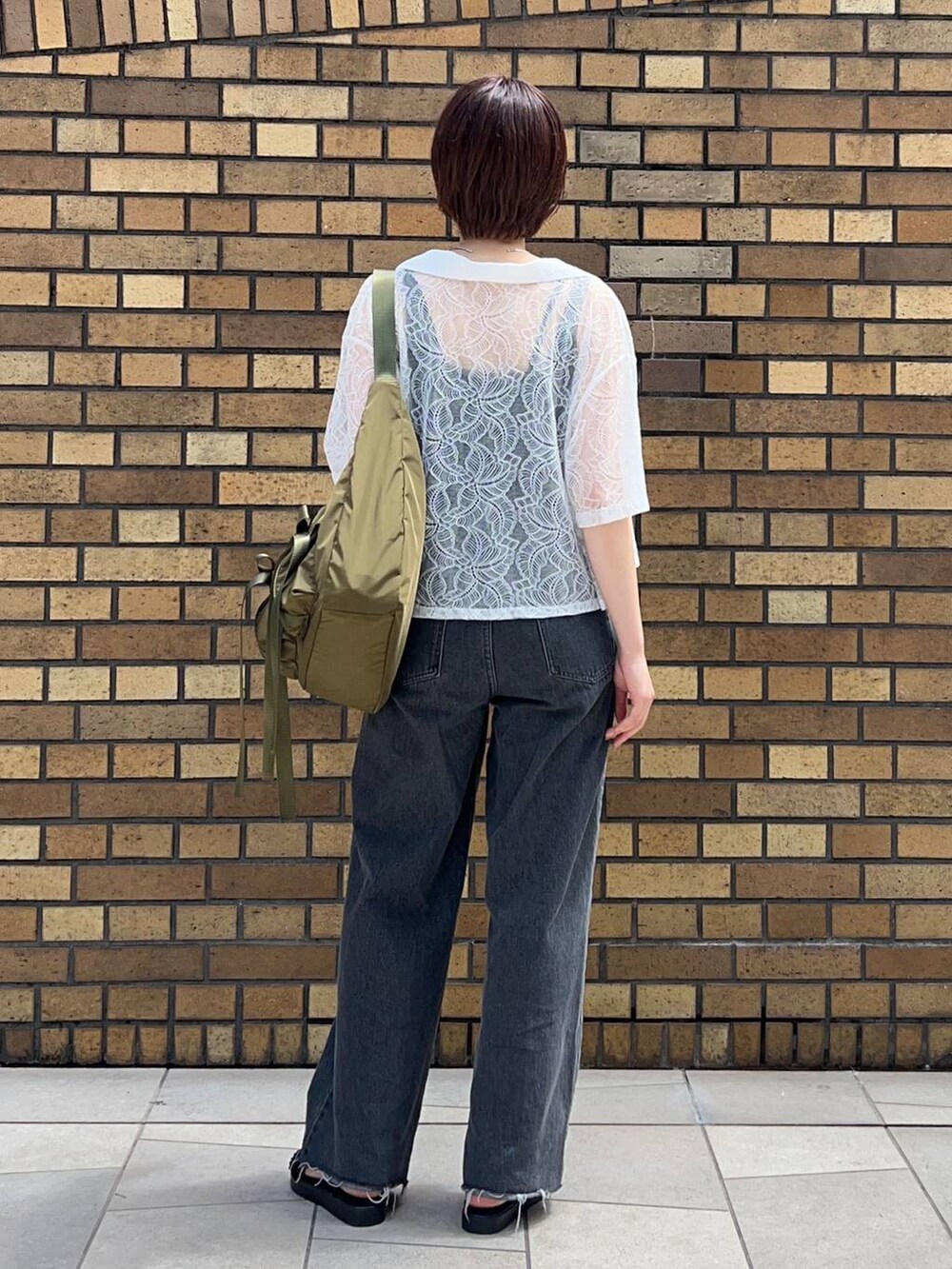 ブラック系のサンダル、ブラック系のタンクトップ、ホワイト系のシャツ/ブラウスを着用したレディースの夏コーディネートの3枚目の写真