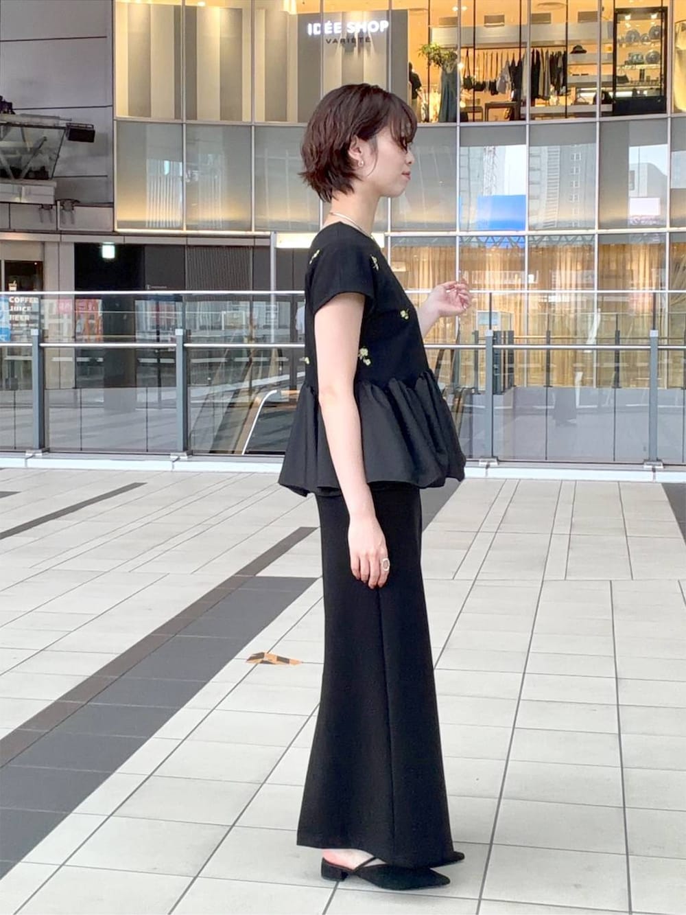その他のTシャツ/カットソー、ブラック系のサンダル、ブラック系のスカートを着用したレディースの夏コーディネートの2枚目の写真