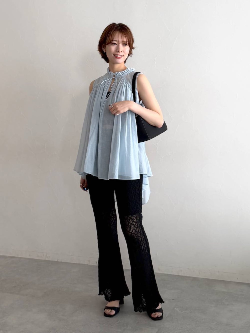 ブラック系のその他パンツ、ブルー系のシャツ/ブラウス、ブラック系のサンダルを着用したレディースの夏コーディネートの5枚目の写真