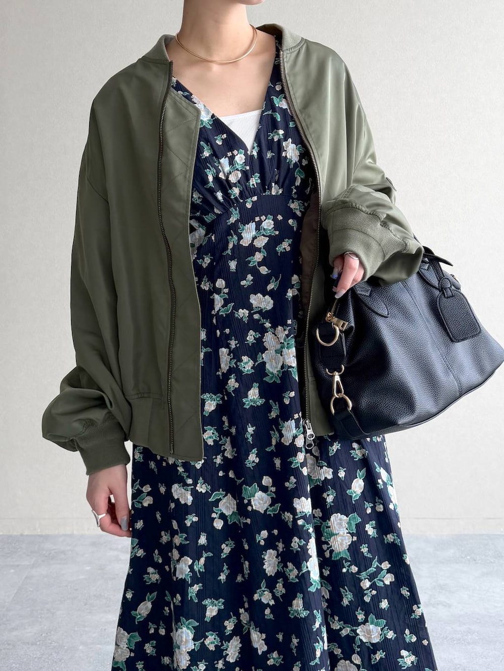 ブラック系のボストンバッグ、ブラック系のサンダル、グリーン系のMA-1を着用したレディースの春コーディネートの4枚目の写真