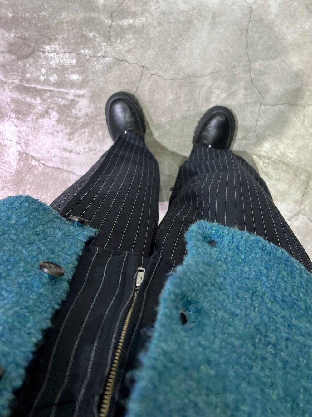 ブラック系のブーツ、シルバー系のTシャツ/カットソー、ブルー系のその他パンツを着用したレディースの秋コーディネートの6枚目の写真