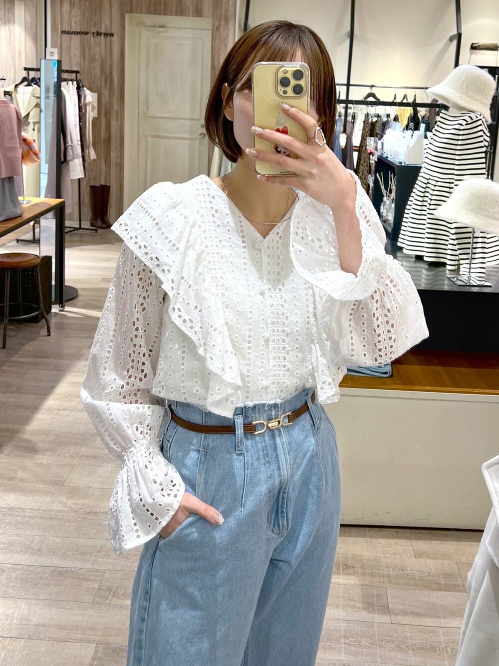 ホワイト系のシャツ/ブラウス、ホワイト系のハンドバッグ、ベージュ系のパンプスを着用したレディースの冬コーディネートの4枚目の写真