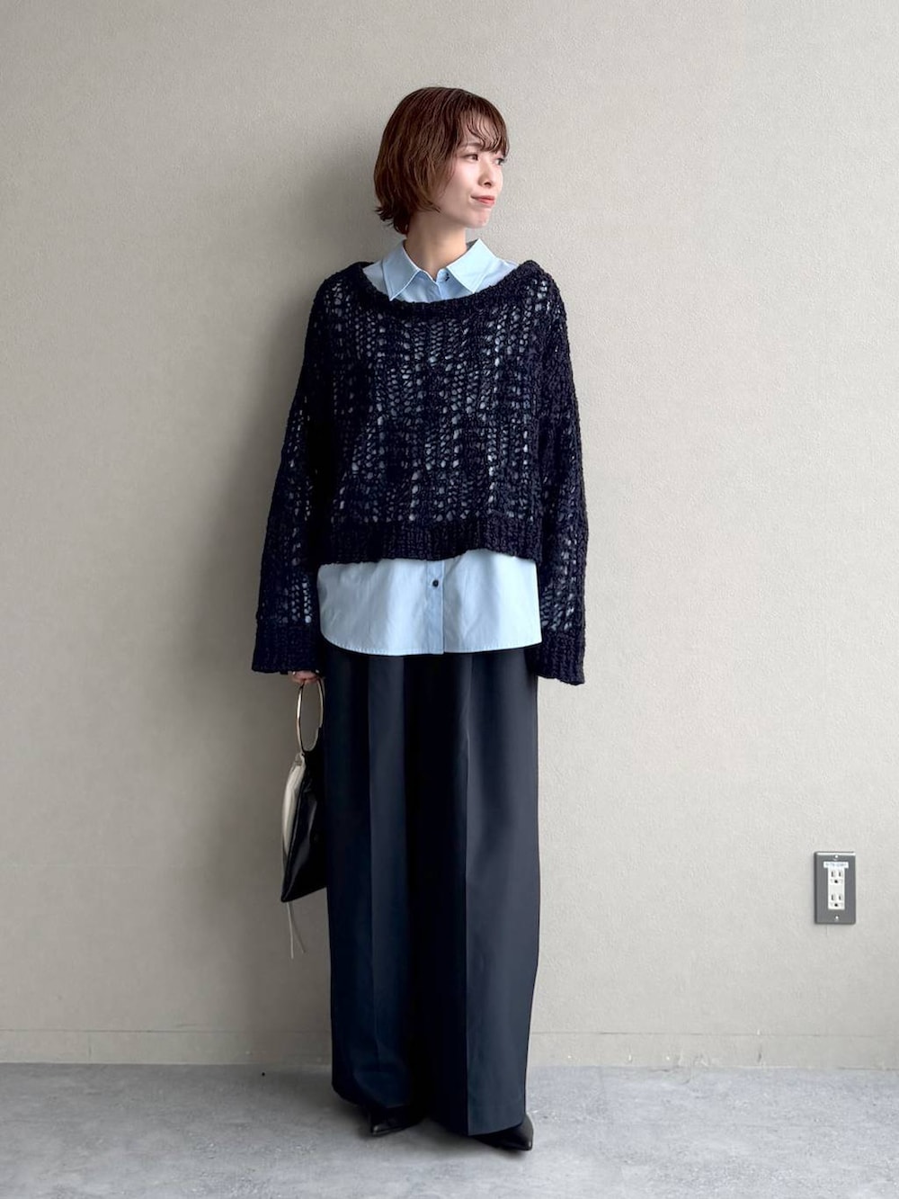 ブルー系のシャツ/ブラウス、ブラック系のパンプス、ブラック系のブルゾンを着用したレディースの冬コーディネートの5枚目の写真