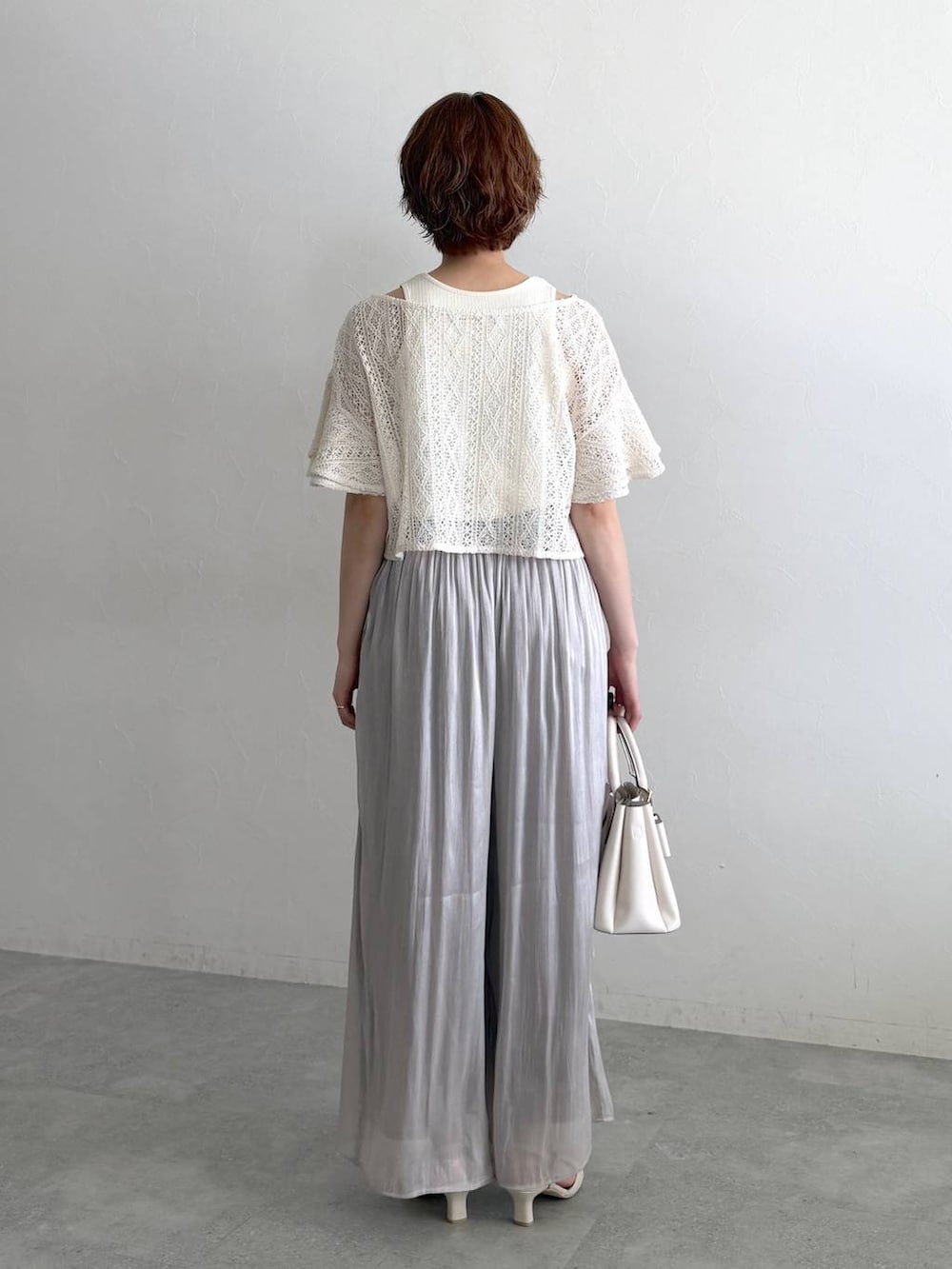 ベージュ系のその他パンツ、ホワイト系のショルダーバッグ、ホワイト系のTシャツ/カットソーを着用したレディースの夏コーディネートの3枚目の写真