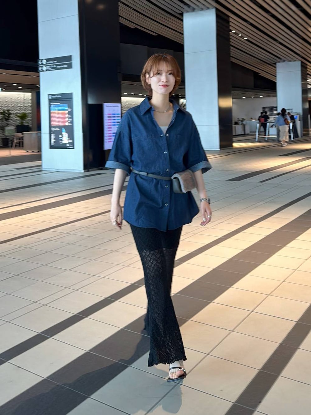 ブラック系のその他パンツ、グレー系のボディバッグ/ウエストポーチ、ブラック系のサンダルを着用したレディースの夏コーディネートの7枚目の写真