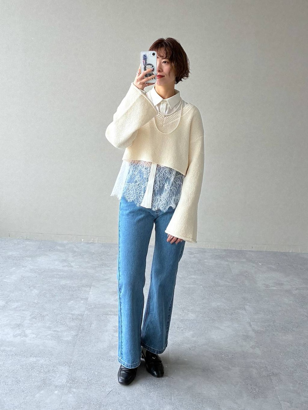 ブラック系のローファー、ブルー系のデニムパンツ、ベージュ系のテーラードジャケットを着用したレディースの冬コーディネートの8枚目の写真