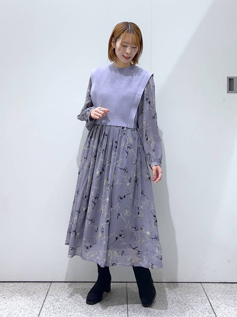 ブラック系のブーツ、ブルー系のワンピース、ホワイト系のショルダーバッグを着用したレディースの秋コーディネートの7枚目の写真