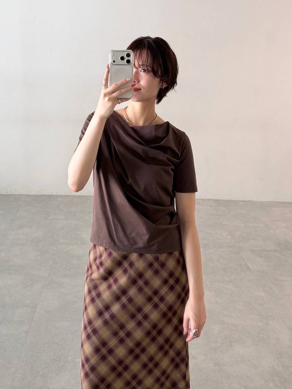 ベージュ系のサンダル、ブラウン系のTシャツ/カットソー、レッド系のスカートを着用したレディースの夏コーディネートの6枚目の写真