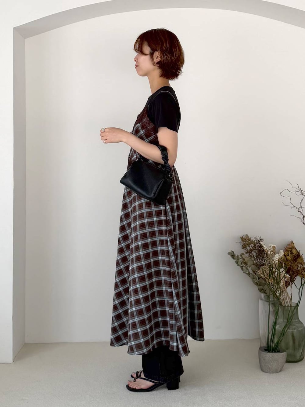 ブルー系のワンピース、ブラック系のTシャツ/カットソー、ブラック系のショルダーバッグを着用したレディースの夏コーディネートの2枚目の写真