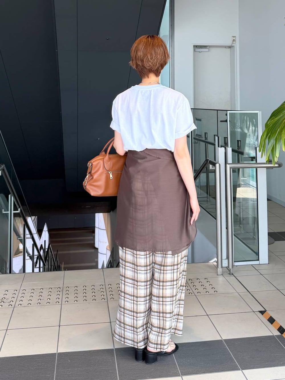 ベージュ系のその他パンツ、ブラウン系のボストンバッグ、ブラウン系のシャツ/ブラウスを着用したレディースの夏コーディネートの3枚目の写真