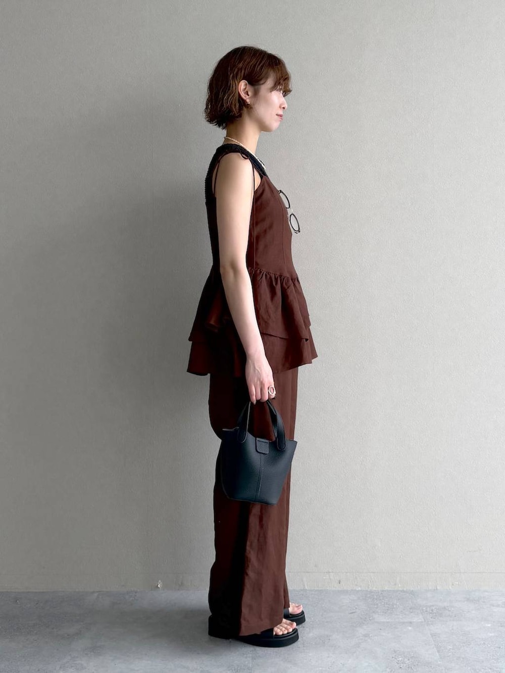 ブラウン系のシャツ/ブラウス、ブラウン系のその他パンツ、ホワイト系のネックレスを着用したレディースの春コーディネートの2枚目の写真