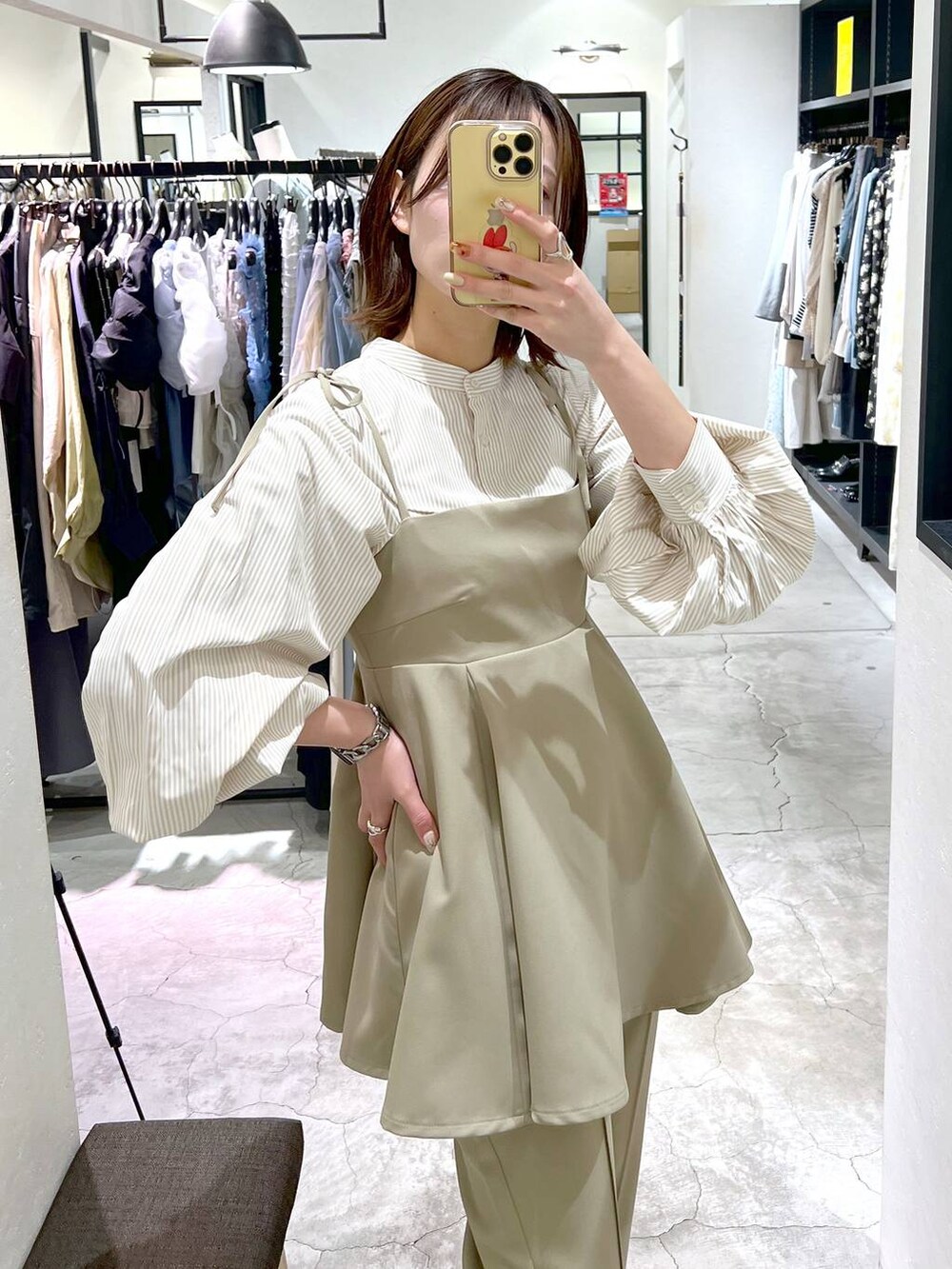 ブラック系のローファー、ブラック系のハンドバッグ、ベージュ系のシャツ/ブラウスを着用したレディースの春コーディネートの5枚目の写真