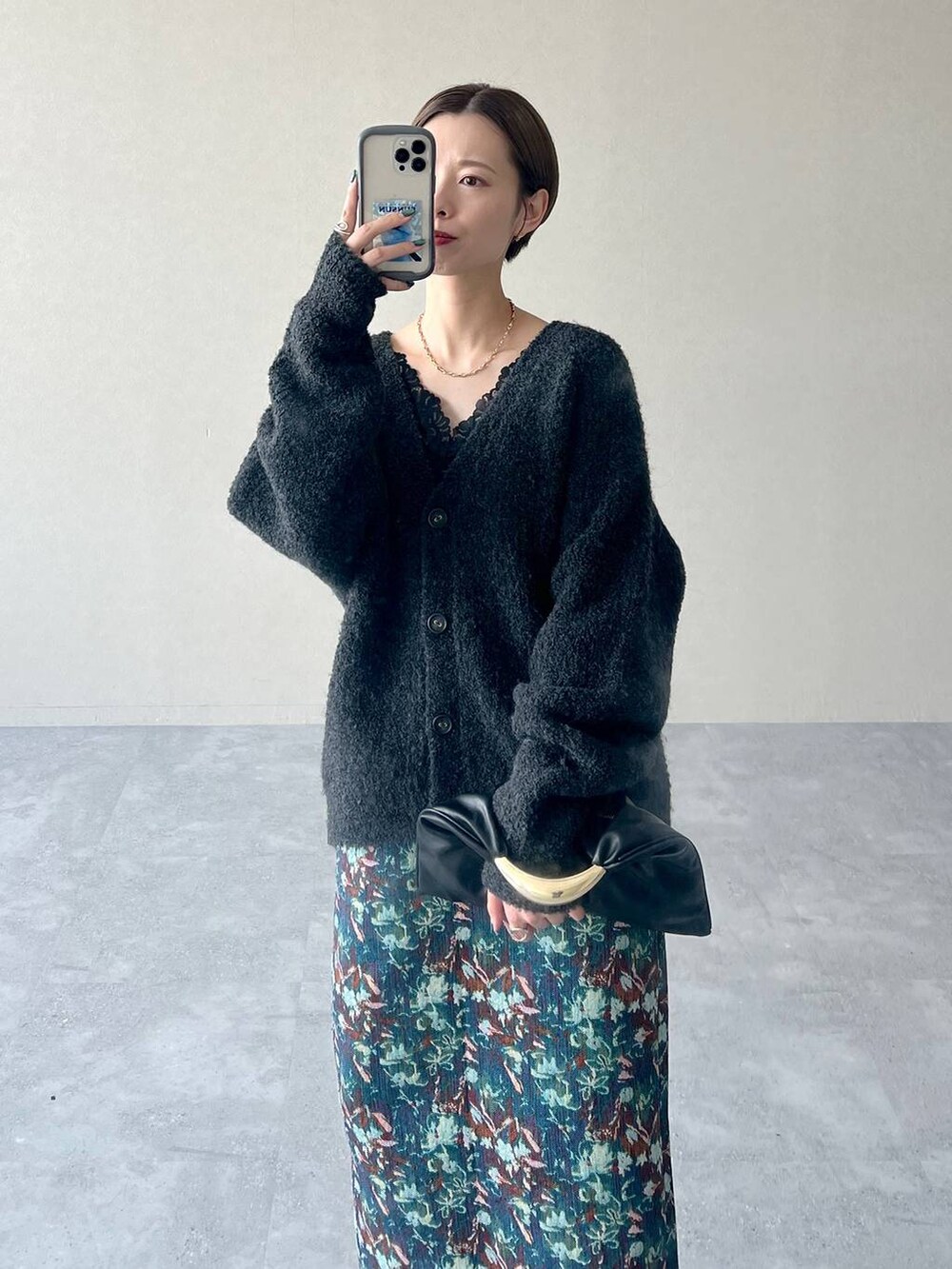 ブラック系のハンドバッグ、グレー系のカーディガン/ボレロ、ブラック系のタンクトップを着用したレディースの秋コーディネートの4枚目の写真