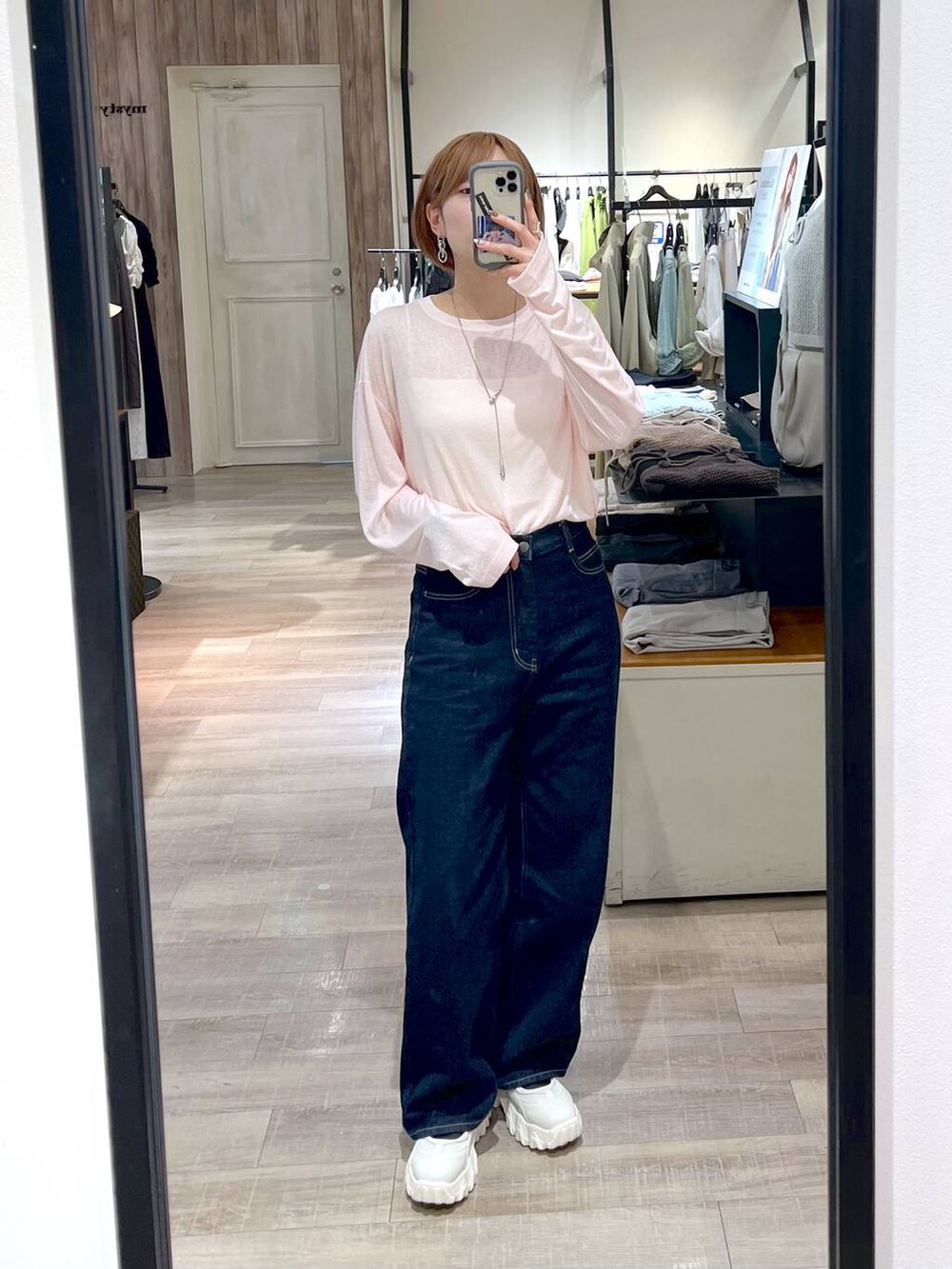 ブルー系のデニムパンツ、ホワイト系のブルゾン、ホワイト系のバレエシューズを着用したレディースの春コーディネートの6枚目の写真