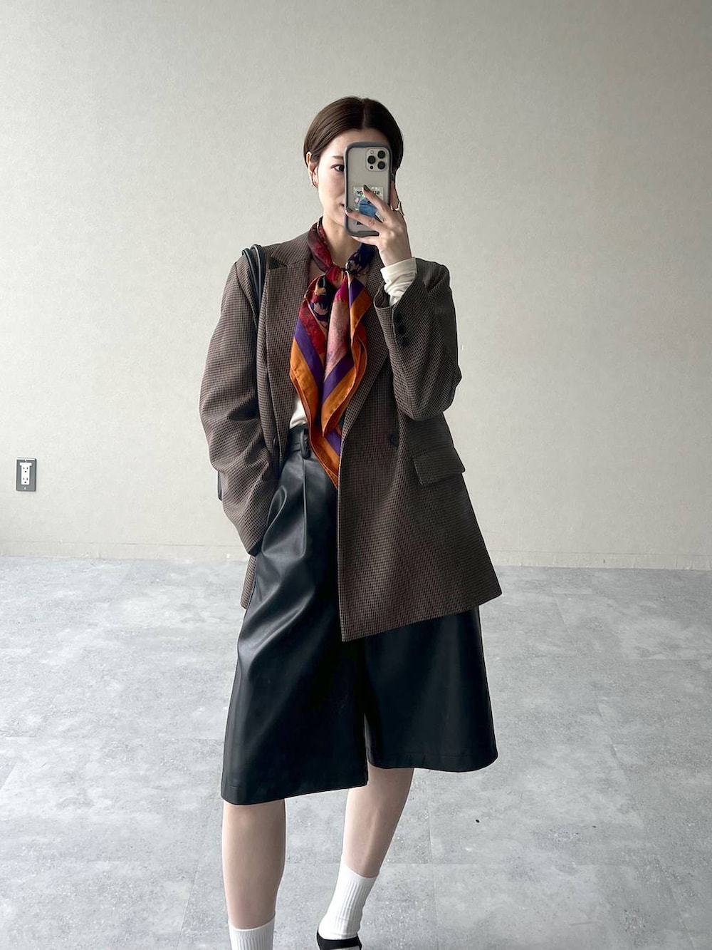 ブラック系のハンドバッグ、ブラック系のその他パンツ、ブラウン系のテーラードジャケットを着用したレディースの秋コーディネートの4枚目の写真