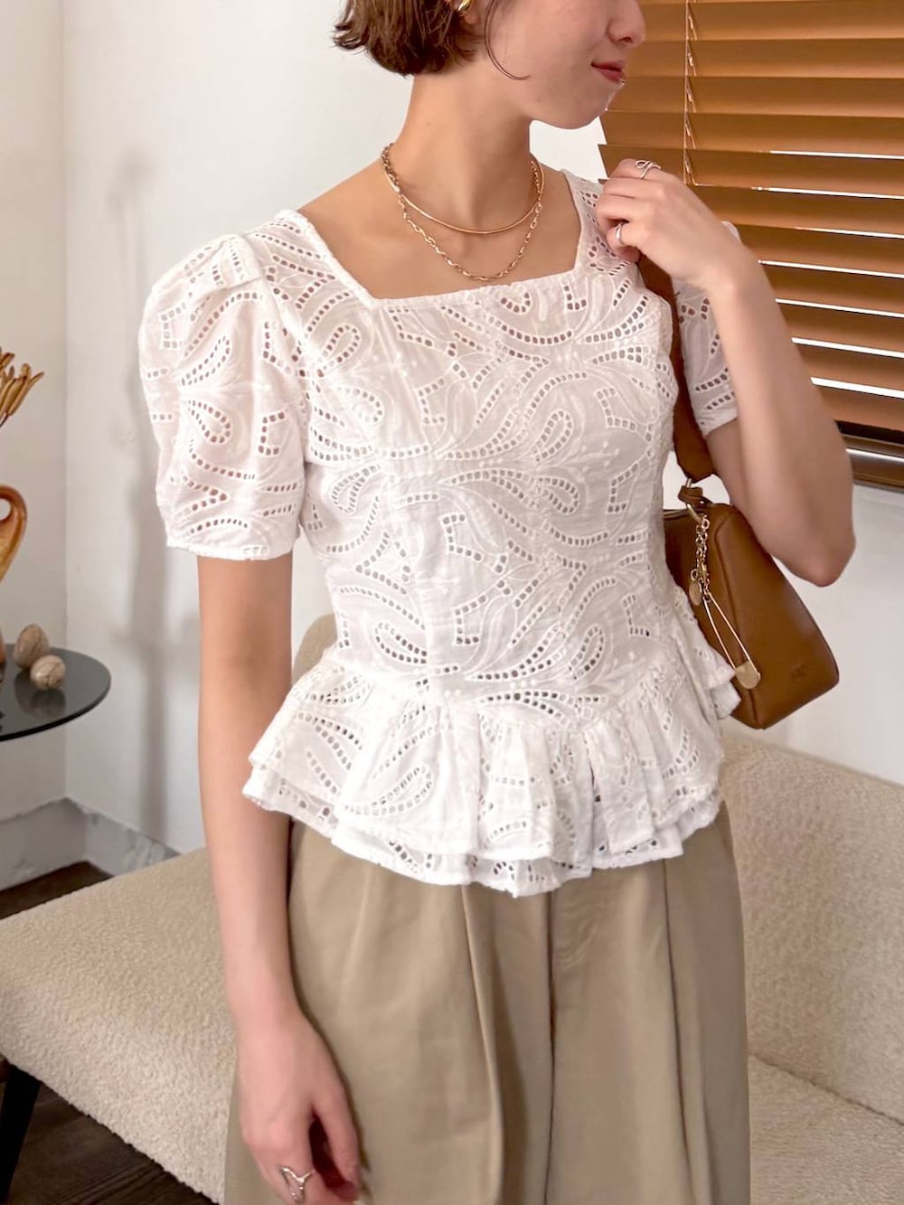 ブラック系のサンダル、イエロー系のショルダーバッグ、ホワイト系のシャツ/ブラウスを着用したレディースの冬コーディネートの4枚目の写真