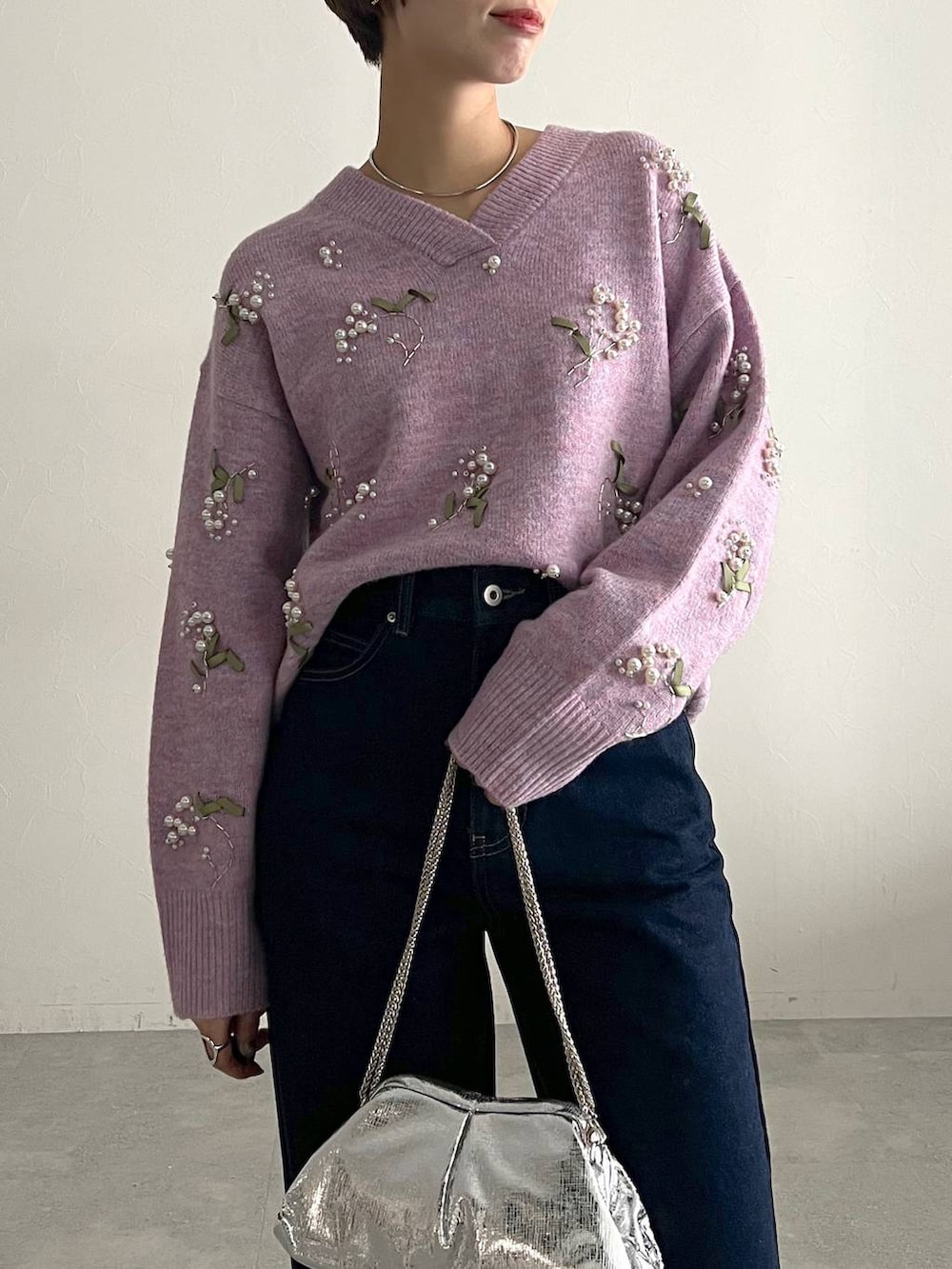 パープル系のニット/セーター、ブルー系のデニムパンツ、ブラック系のローファーを着用したレディースの秋コーディネートの8枚目の写真