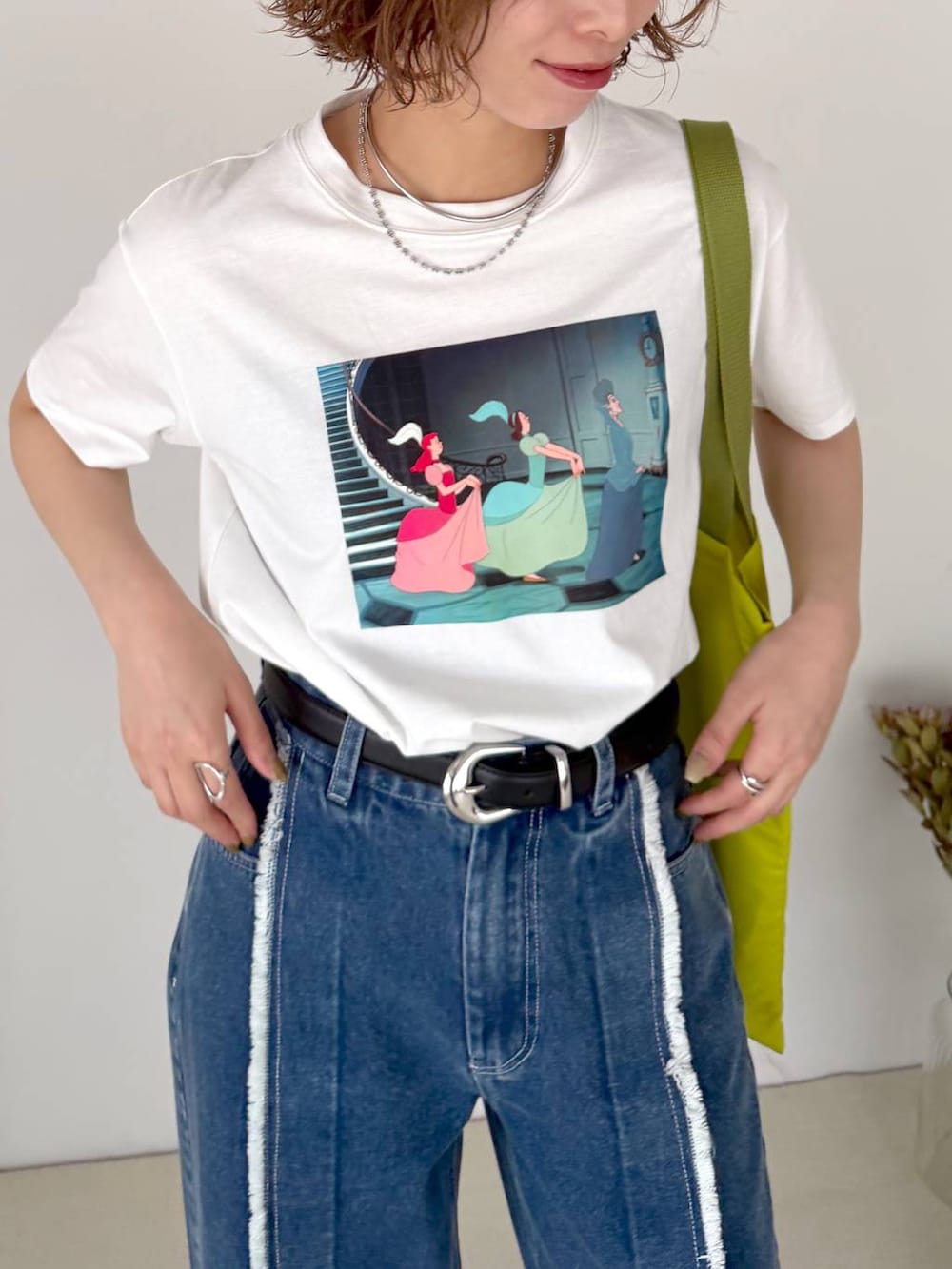 ブルー系のデニムパンツ、ブラック系のサンダル、ブラック系のベルトを着用したレディースの春コーディネートの5枚目の写真