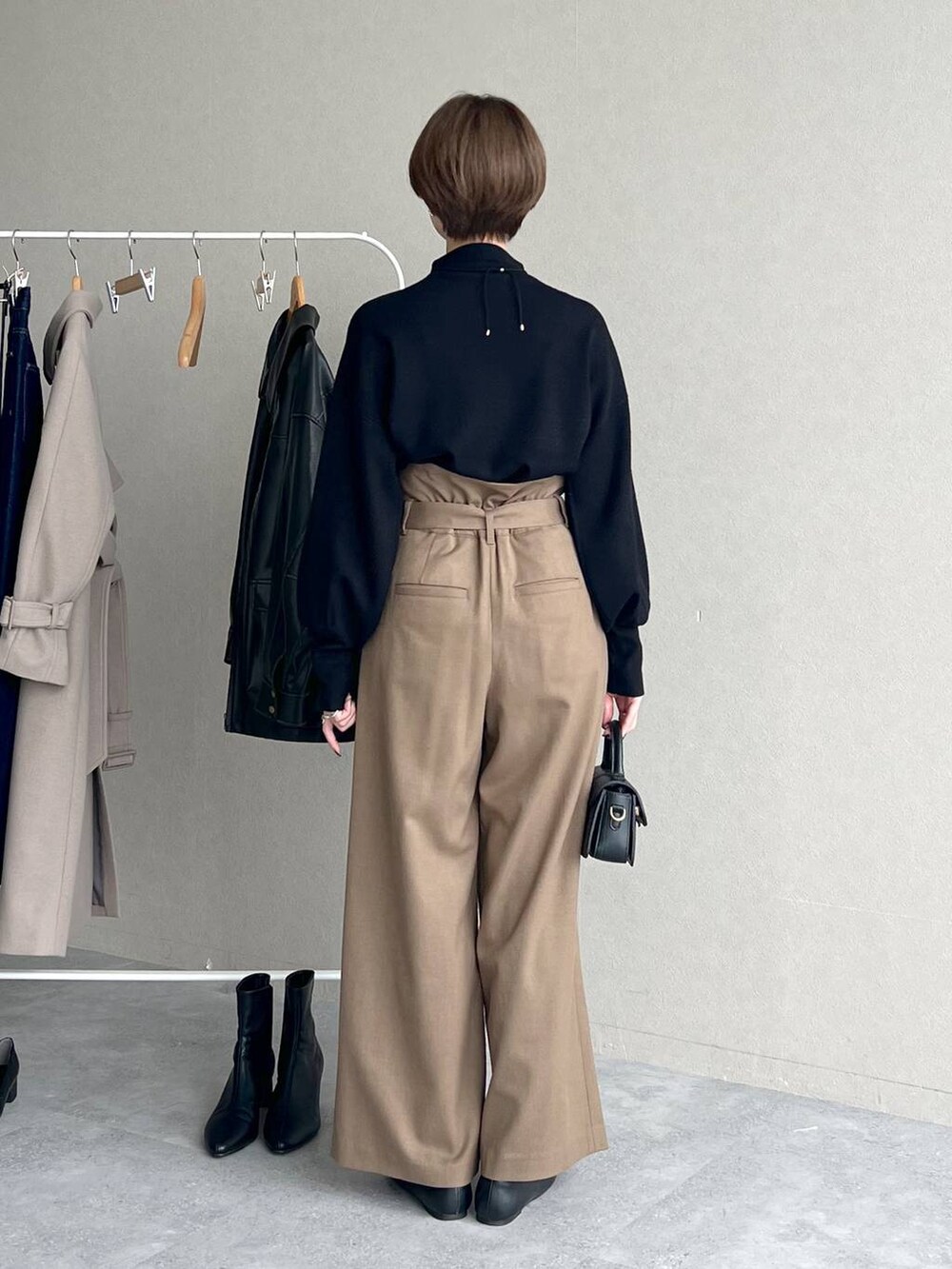 ホワイト系のブルゾン、ブラック系のバレエシューズ、ベージュ系のその他パンツを着用したレディースの秋コーディネートの6枚目の写真