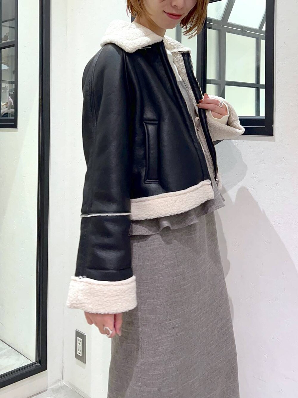 ブラック系のショルダーバッグ、ブラック系のブーツ、ブラウン系のワンピースを着用したレディースの秋コーディネートの8枚目の写真