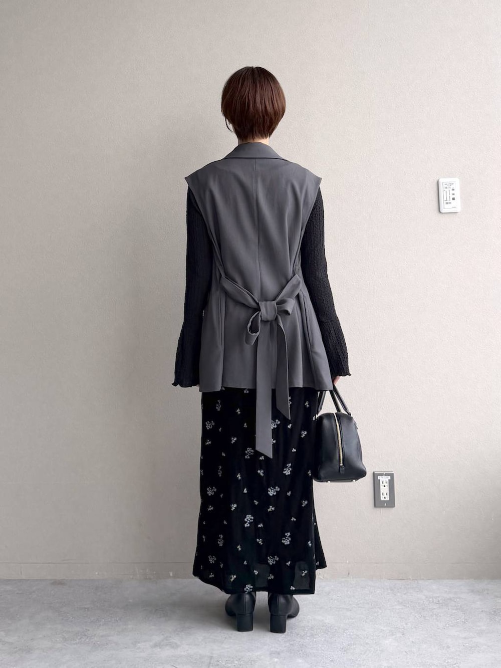 ブラック系のワンピース、ブラック系のTシャツ/カットソー、ブラック系のハンドバッグを着用したレディースの秋コーディネートの4枚目の写真