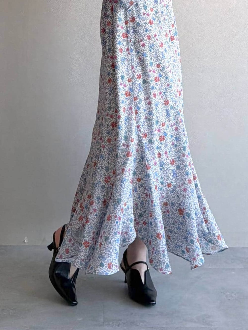 ブラック系のボストンバッグ、ホワイト系のワンピース、グリーン系のMA-1を着用したレディースの冬コーディネートの6枚目の写真