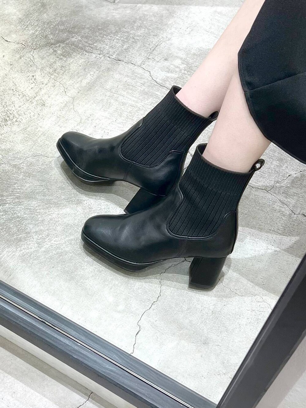 ブラック系のショルダーバッグ、ブラック系のスカート、グレー系のTシャツ/カットソーを着用したレディースの秋コーディネートの5枚目の写真