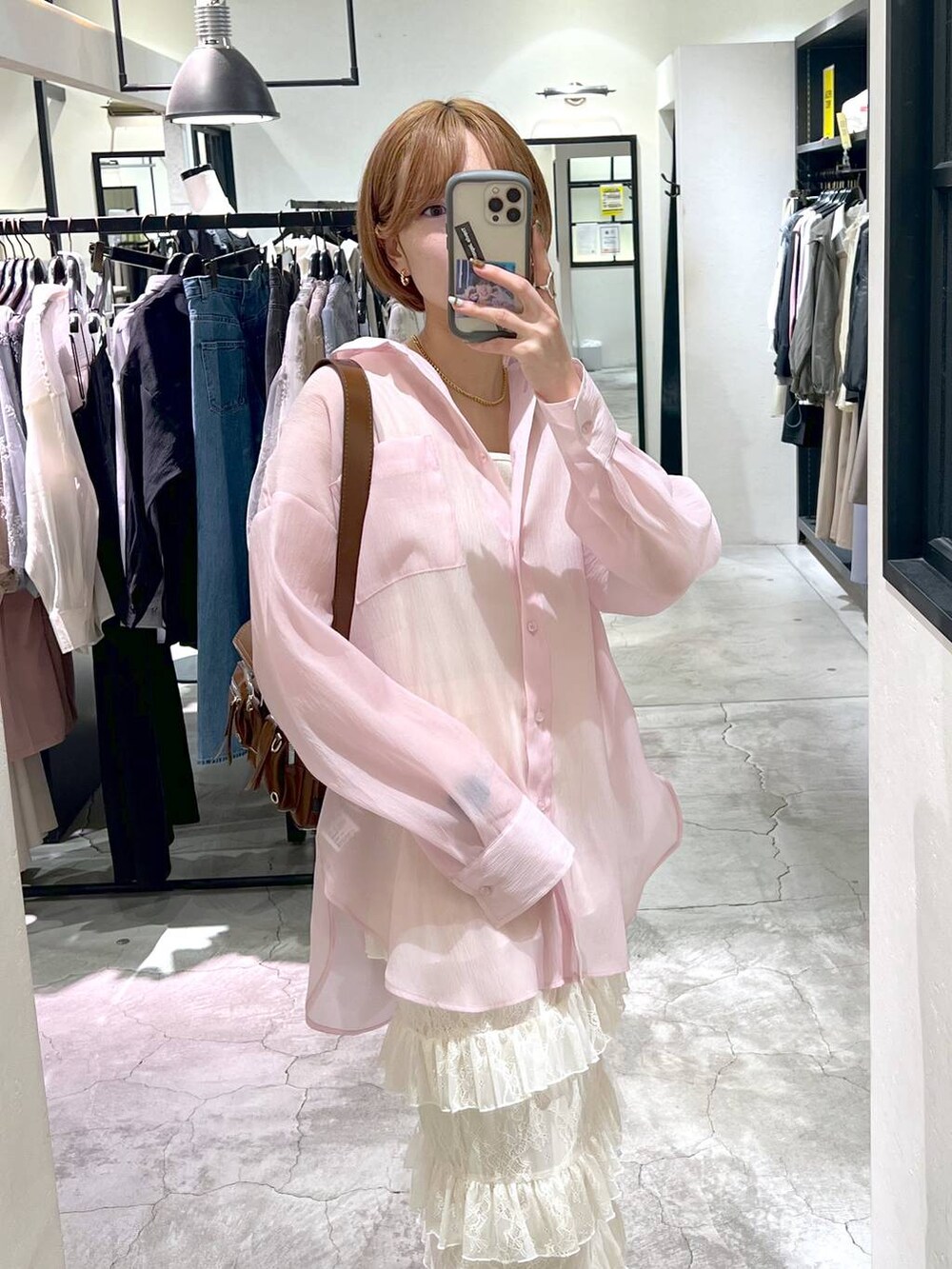 ピンク系のシャツ/ブラウス、ホワイト系のタンクトップ、ホワイト系のスカートを着用したレディースの春コーディネートの5枚目の写真