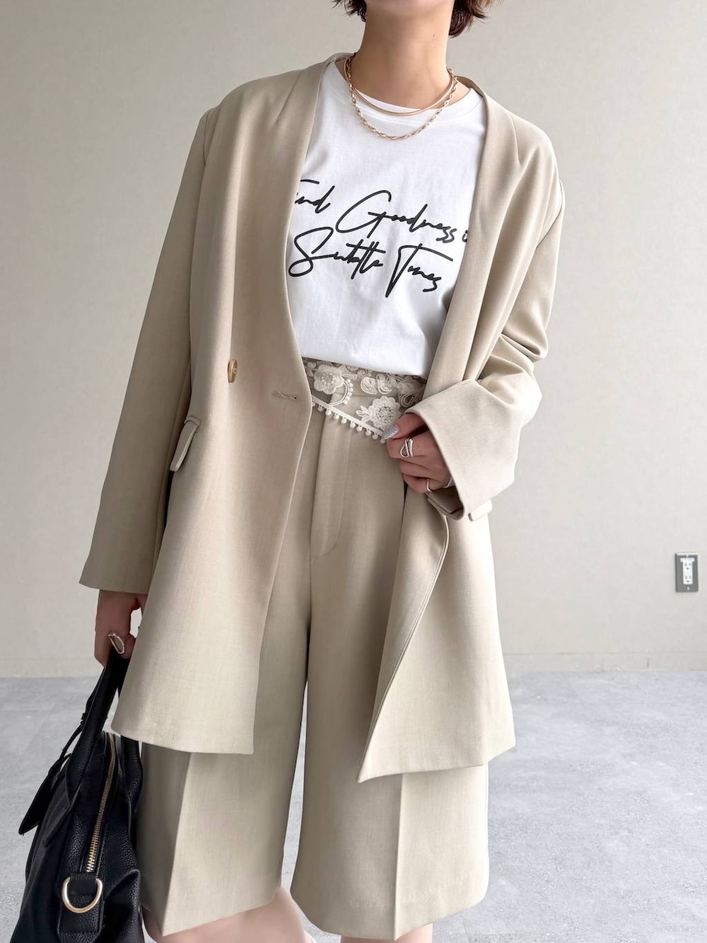 ブラック系のボストンバッグ、ブラック系のローファー、ベージュ系のその他パンツを着用したレディースの冬コーディネートの4枚目の写真