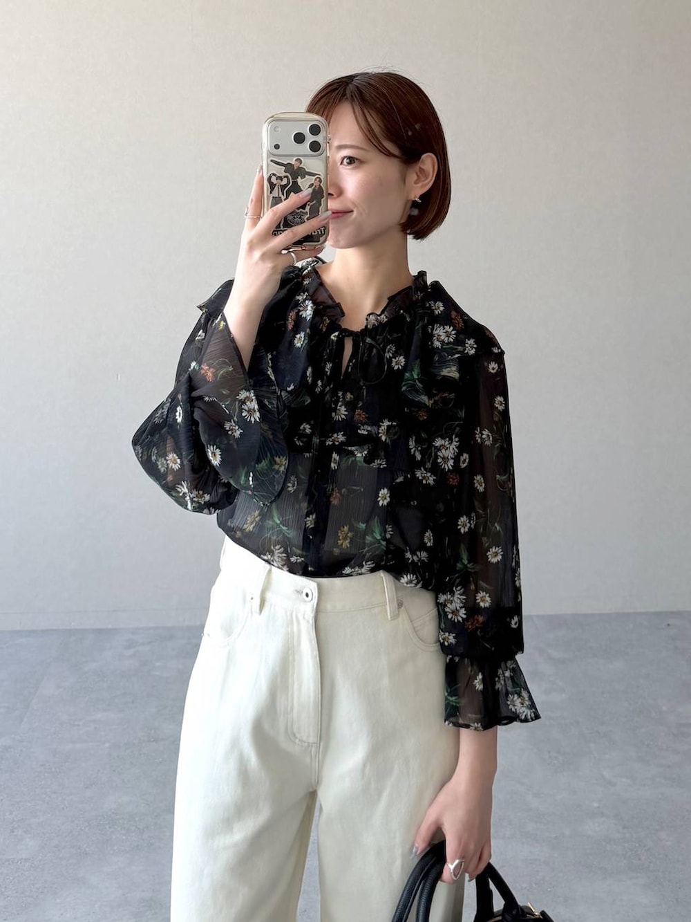 ブラック系のボストンバッグ、ブラック系のサンダル、ブラック系のシャツ/ブラウスを着用したレディースの春コーディネートの6枚目の写真