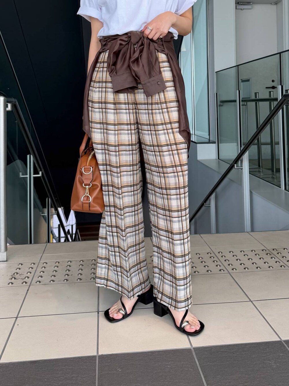 ベージュ系のその他パンツ、ブラウン系のボストンバッグ、ブラウン系のシャツ/ブラウスを着用したレディースの夏コーディネートの6枚目の写真