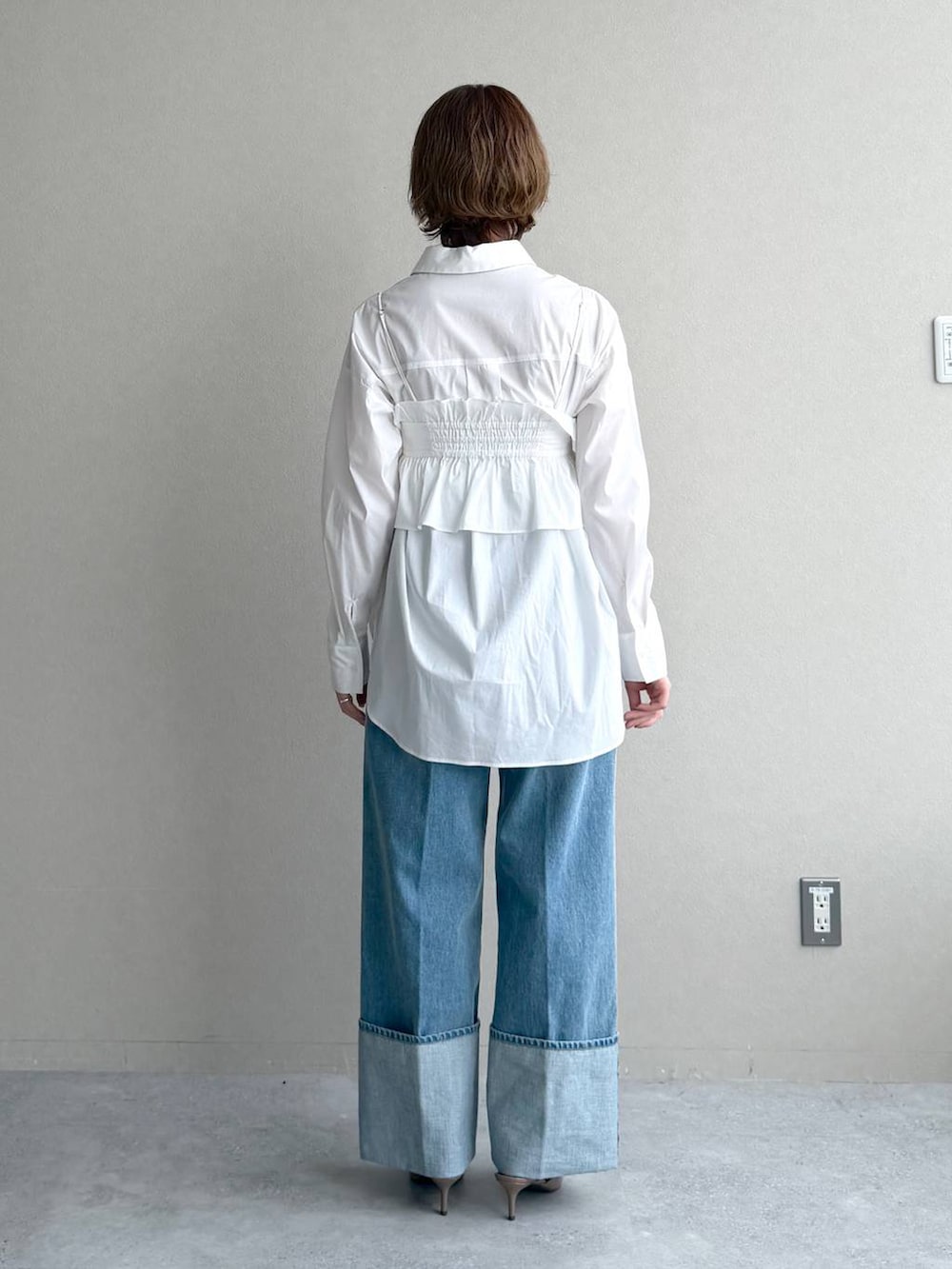 ブラウン系のサンダル、ホワイト系のシャツ/ブラウス、ブルー系のテーラードジャケットを着用したレディースの冬コーディネートの7枚目の写真