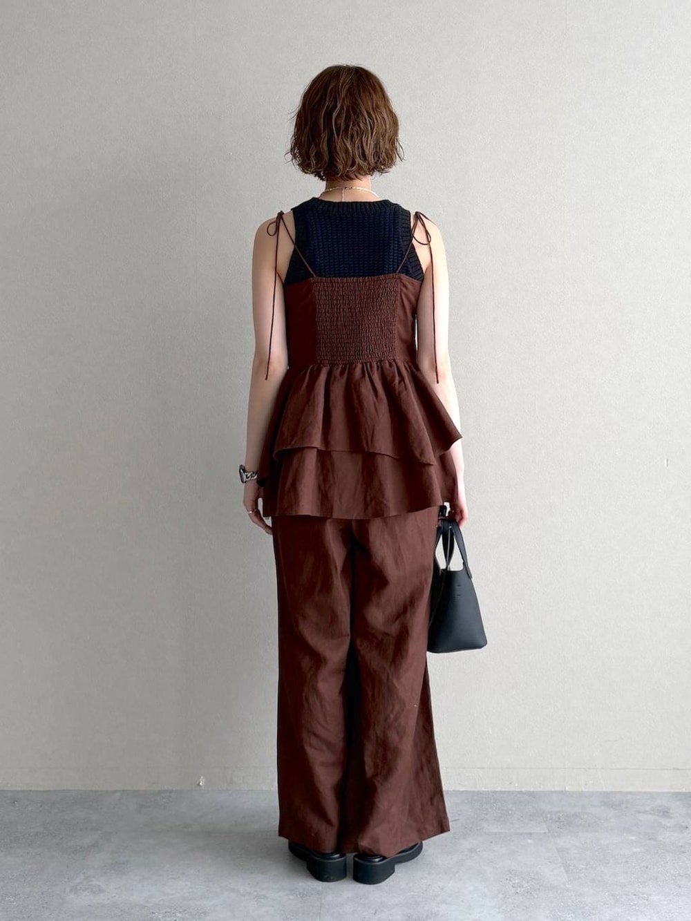 ブラウン系のシャツ/ブラウス、ブラウン系のその他パンツ、ホワイト系のネックレスを着用したレディースの春コーディネートの3枚目の写真