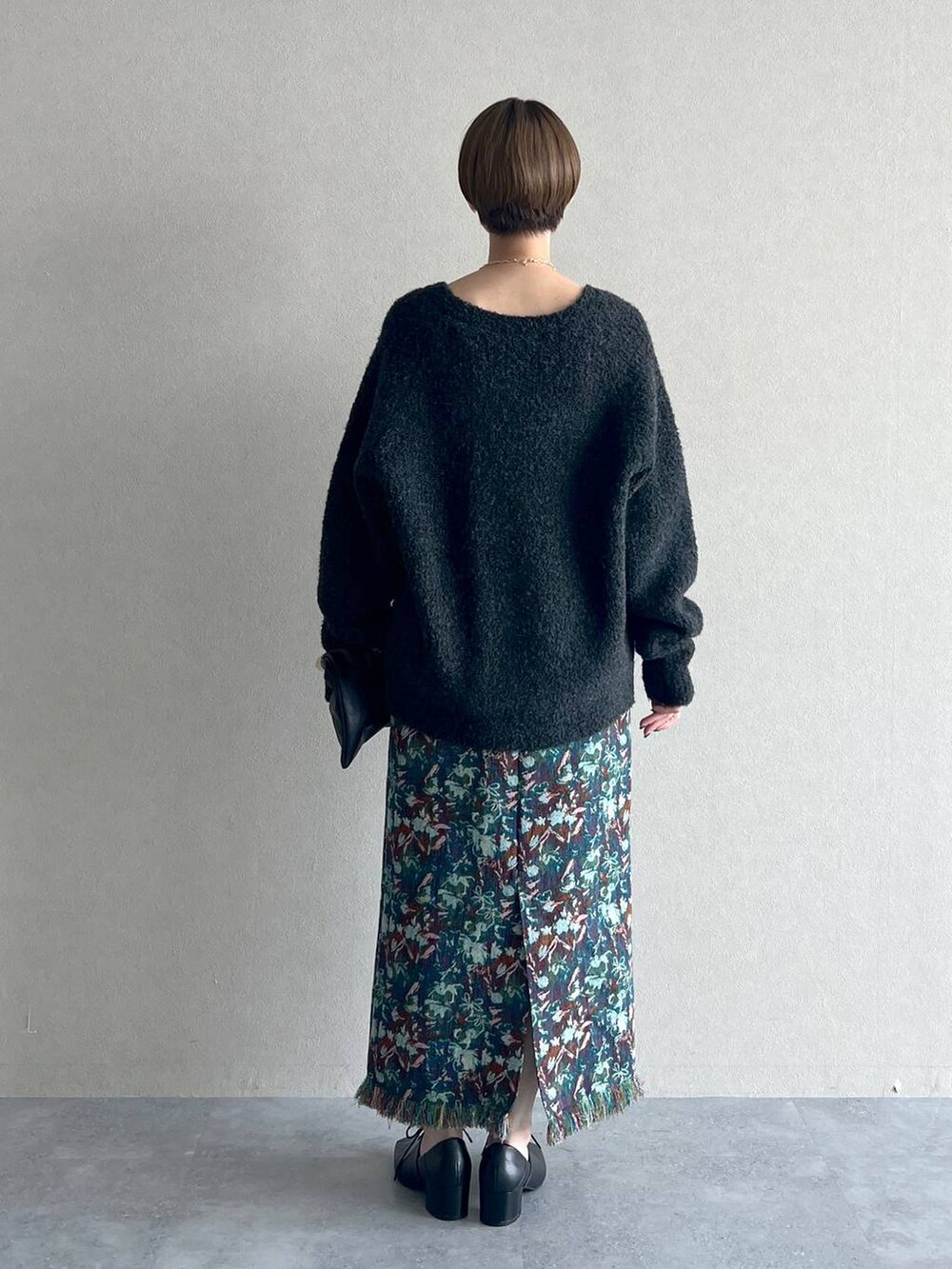 ブラック系のハンドバッグ、グレー系のカーディガン/ボレロ、ブラック系のタンクトップを着用したレディースの秋コーディネートの3枚目の写真