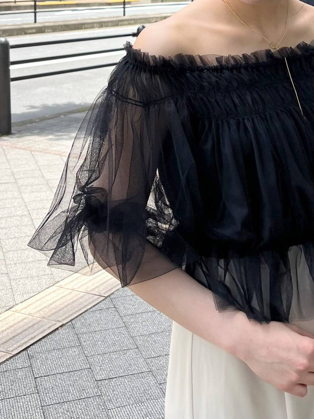 ブラック系のサンダル、ブラック系のシャツ/ブラウス、ブラック系のショルダーバッグを着用したレディースの夏コーディネートの5枚目の写真