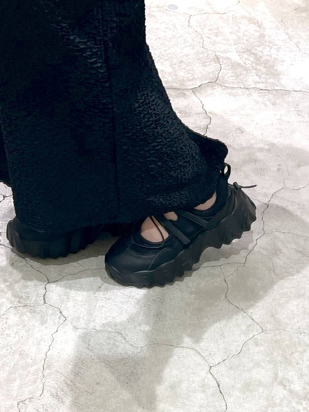 ブラック系のトートバッグ、ブラック系のバレエシューズ、ブラック系のスカートを着用したレディースの春コーディネートの5枚目の写真