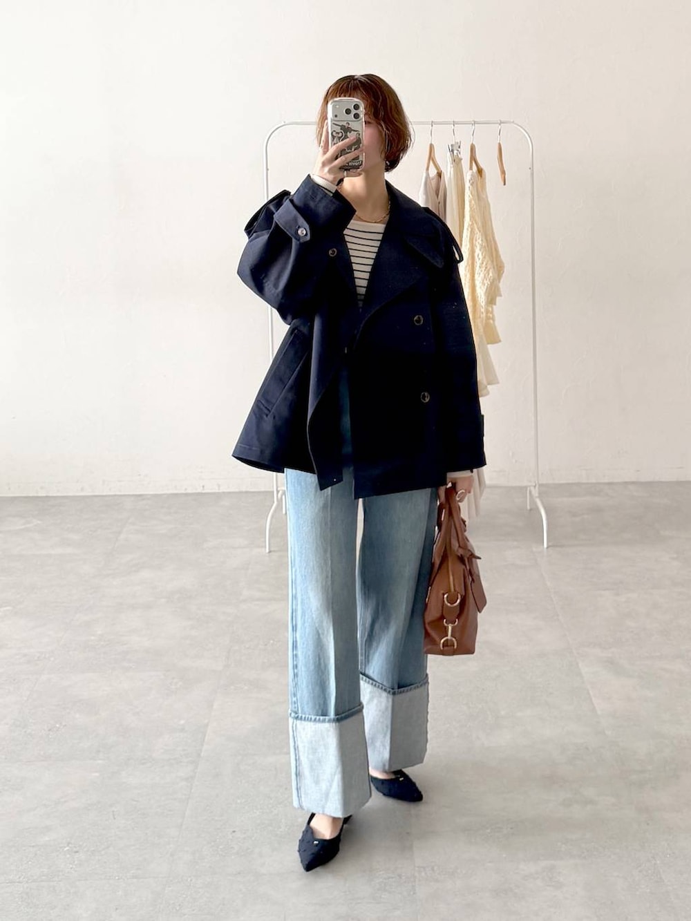 ブルー系のパンプス、ブルー系のトレンチコート、グレー系のニット/セーターを着用したレディースの春コーディネートの4枚目の写真