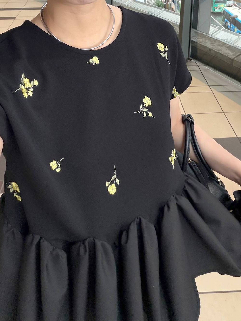 その他のTシャツ/カットソー、ブラック系のサンダル、ブラック系のスカートを着用したレディースの夏コーディネートの5枚目の写真