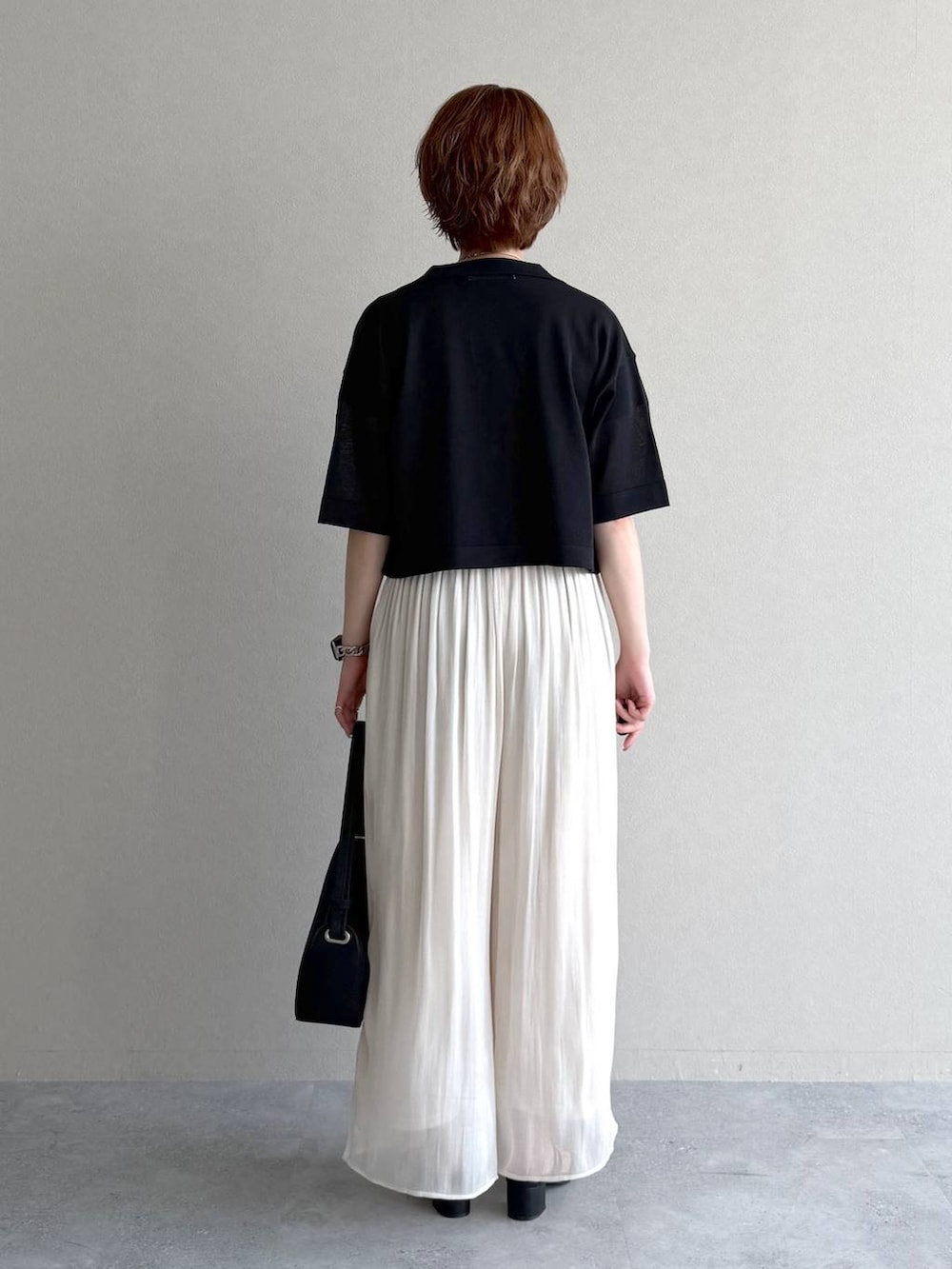 ホワイト系のその他パンツ、ブラック系のTシャツ/カットソー、ブラック系のニット/セーターを着用したレディースの夏コーディネートの3枚目の写真