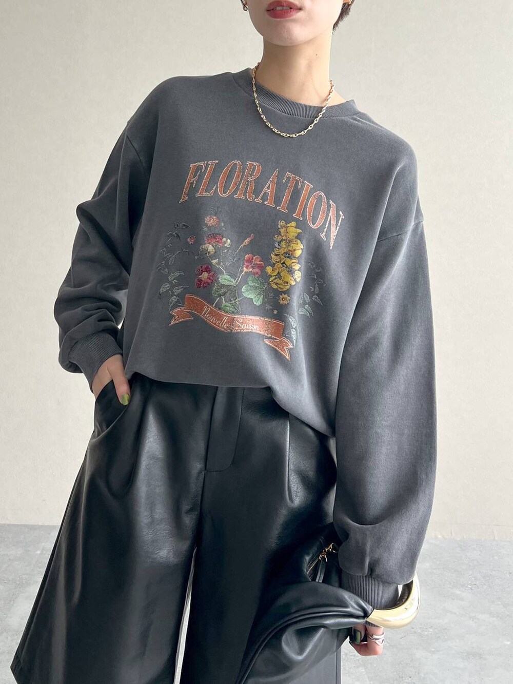 ブラック系のハンドバッグ、グレー系のスウェット、ブラック系のその他パンツを着用したレディースの秋コーディネートの5枚目の写真